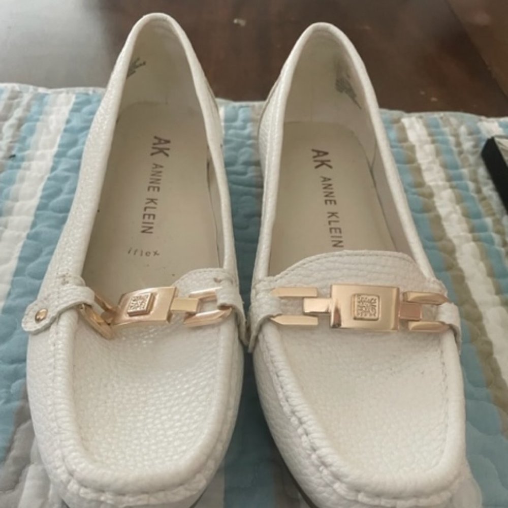 Anne Klein iflex white flat with gold bar